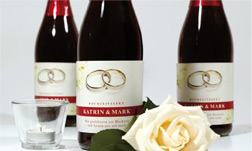 3 rote Sektflaschen mit Hochzeits-Etiketten bedruckt